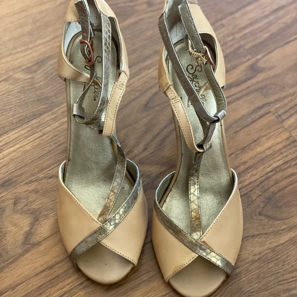 Seychelles gold and tan strapped sandals